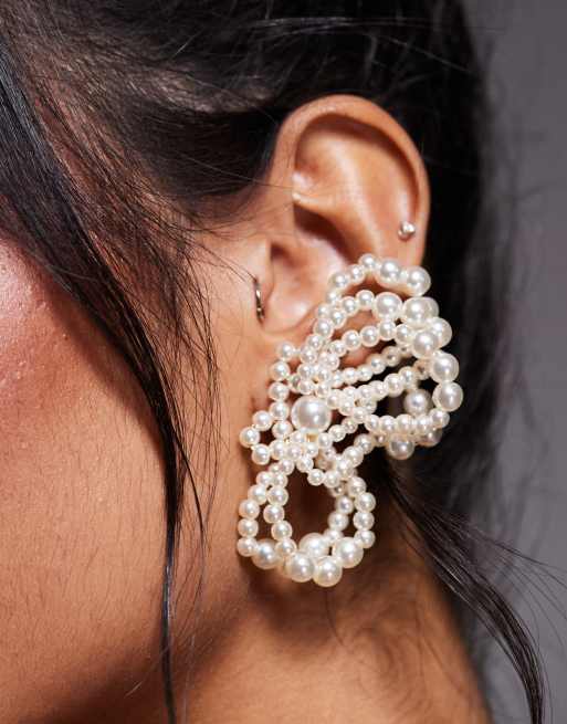 ASOS DESIGN – Kolczyki wkrętki w kształcie kwiatów ze sztucznych perełek