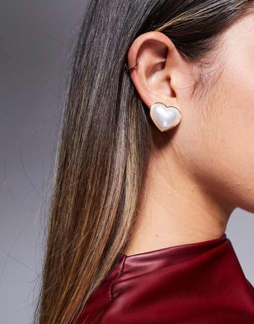 ASOS DESIGN – Kolczyki-wkrętki w kształcie serca w kolorze złota zdobione sztucznymi perłami
