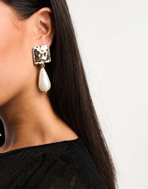 ASOS DESIGN – Kolczyki z młotkowanym kwadratem w kolorze złota ze sztucznymi wiszącymi perlami