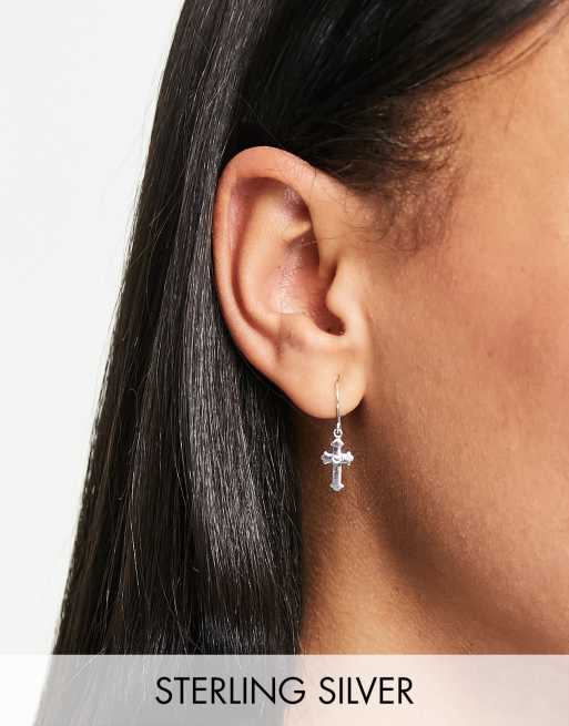 ASOS DESIGN – Kolczyki ze srebra wysokiej próby z zawieszką w kształcie krzyżyka