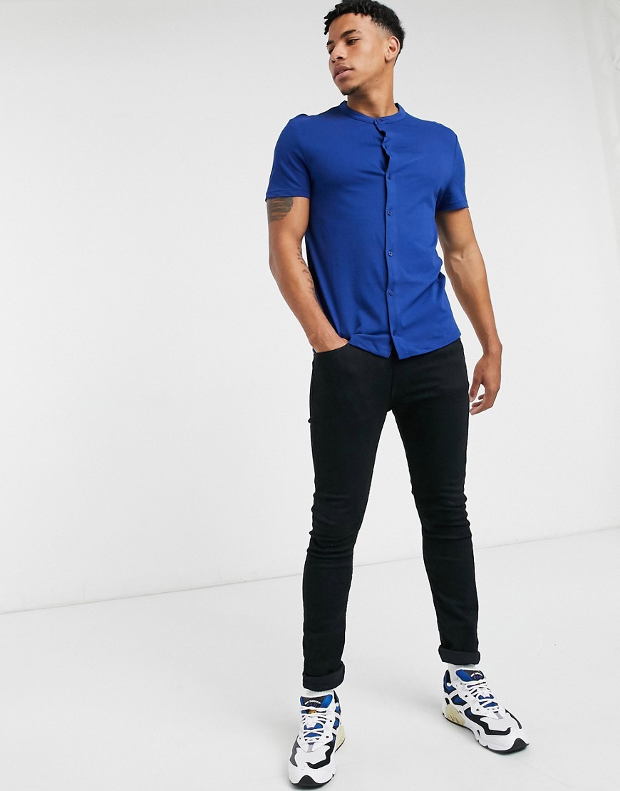 ASOS DESIGN - Økologisk, tætsiddende jersey-skjorte med korte ærmer og grandad-krave i marineblå