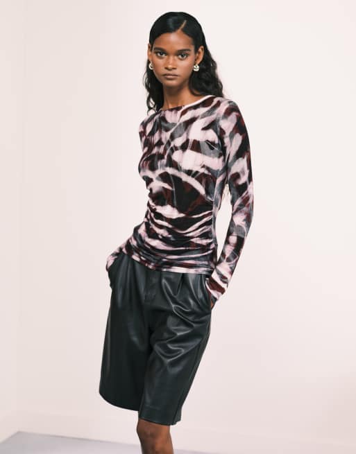 ASOS DESIGN – Kolorowy dzianinowy top z nadrukiem, miękkim wykończeniem i marszczeniem po bokach