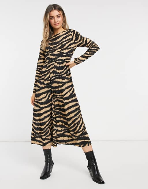 ASOS DESIGN – Kombinezon z długim rękawem, guzikami na plecach i wzorem zwierzęcym