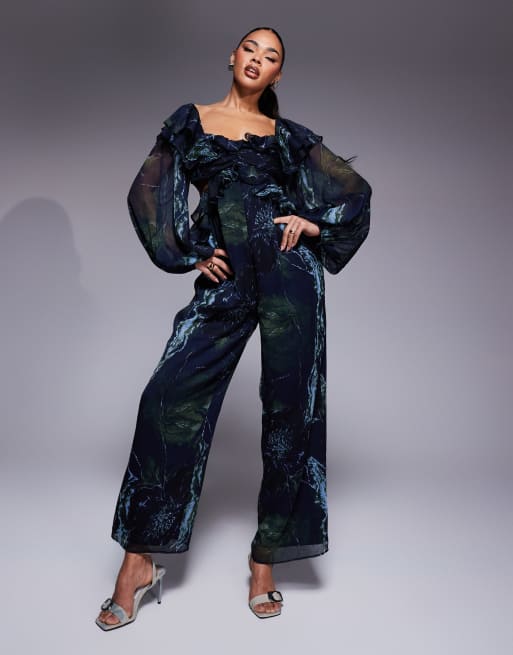 ASOS DESIGN – Kombinezon z długimi rękawami, odsłoniętymi ramionami i falbankami w rozmyty kwiatowy wzór