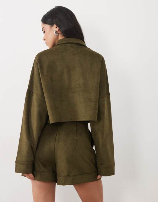 ASOS DESIGN Kombiteil Shorts aus Kunstwildleder mit Pintuck in Khaki, 4 von 5