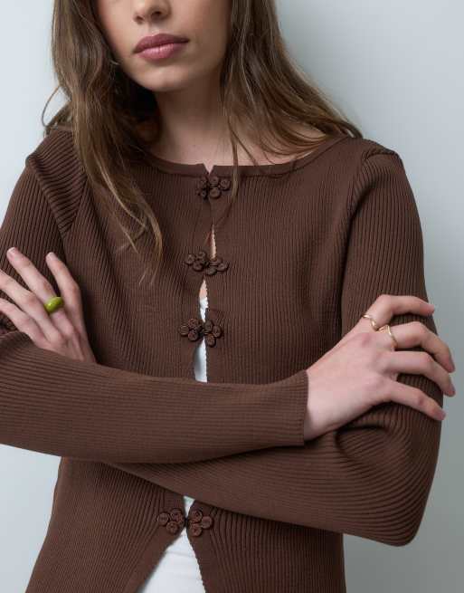 ASOS DESIGN kompakte, gestrickte Micro-Strickjacke mit Stehkragen-Details in Schokobraun, 3 von 4