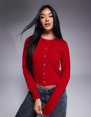 ASOS DESIGN - Kompakte Strickjacke in Rot mit goldfarbenen Knöpfen