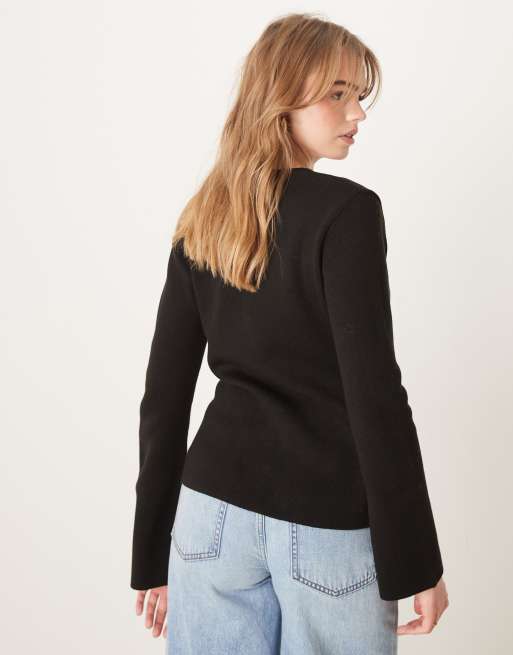 ASOS DESIGN – Kompakte Strickjacke in Schwarz mit asymmetrischem Design und großem Knopf, 3 von 4