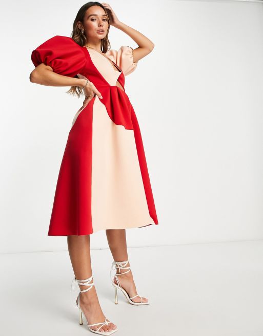 ASOS DESIGN – Kontrastfärgad balklänning i midilängd med puffärmar, vriden djup urringning och utskurna detaljer
