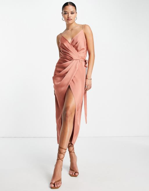 ASOS DESIGN – Kopertowa satynowa sukienka midi z drapowaniem w kolorze brązowo-pomarańczowym
