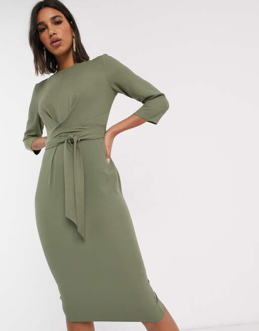 ASOS DESIGN – Kopertowa sukienka midi w kolorze khaki z wiązaniem w talii |  ASOS