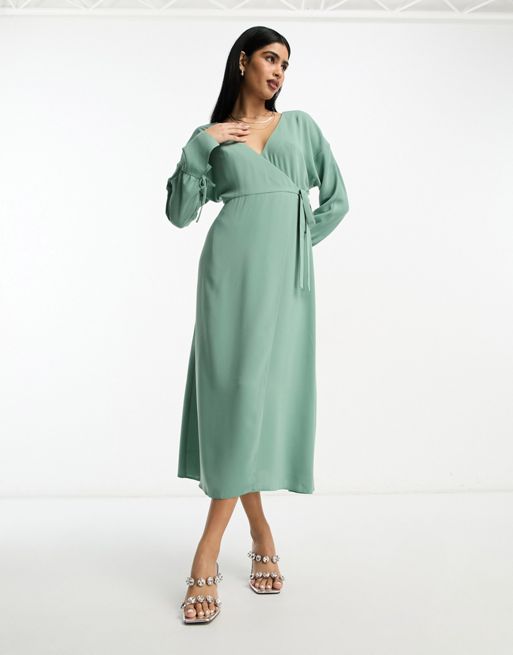FhyzicsShops DESIGN – Kopertowa sukienka midi z wiązanymi mankietami w kolorze szałwiowozielonym