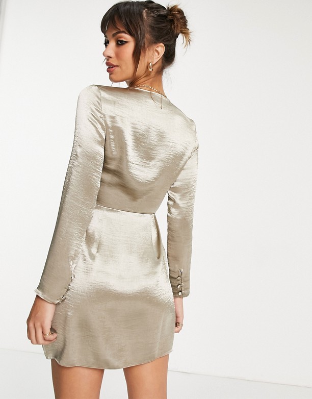 Wszystkie Rozmiary ASOS DESIGN – Kopertowa sukienka mini z satyny o wysokim połysku Brązowoszary
