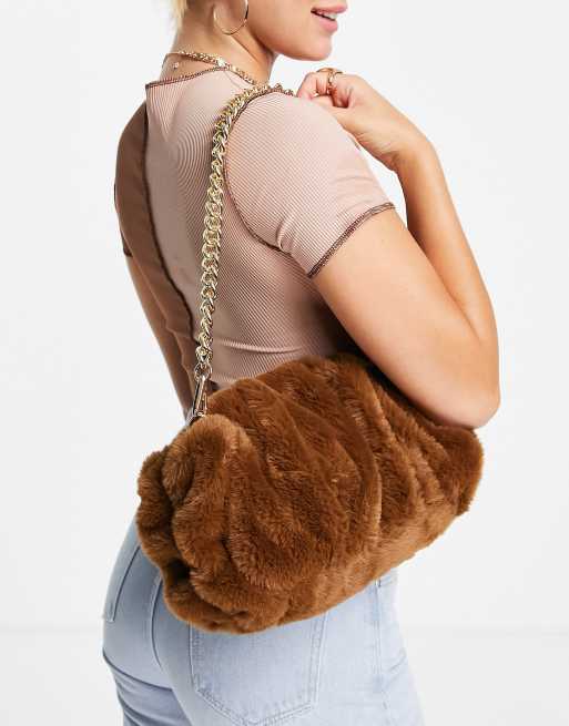 ASOS DESIGN – Kopertówka oversize z marszczeniem i odpinanym łańcuszkiem na ramię z brązowego sztucznego futra