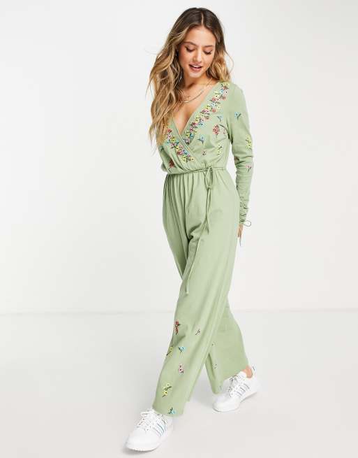 ASOS DESIGN – Kopertowy kombinezon z marszczonymi rękawami i haftowanym wzorem w spranym kolorze khaki 