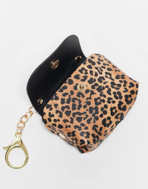 ASOS DESIGN Kopfhorertasche mit Anhanger und Leopardenmuster