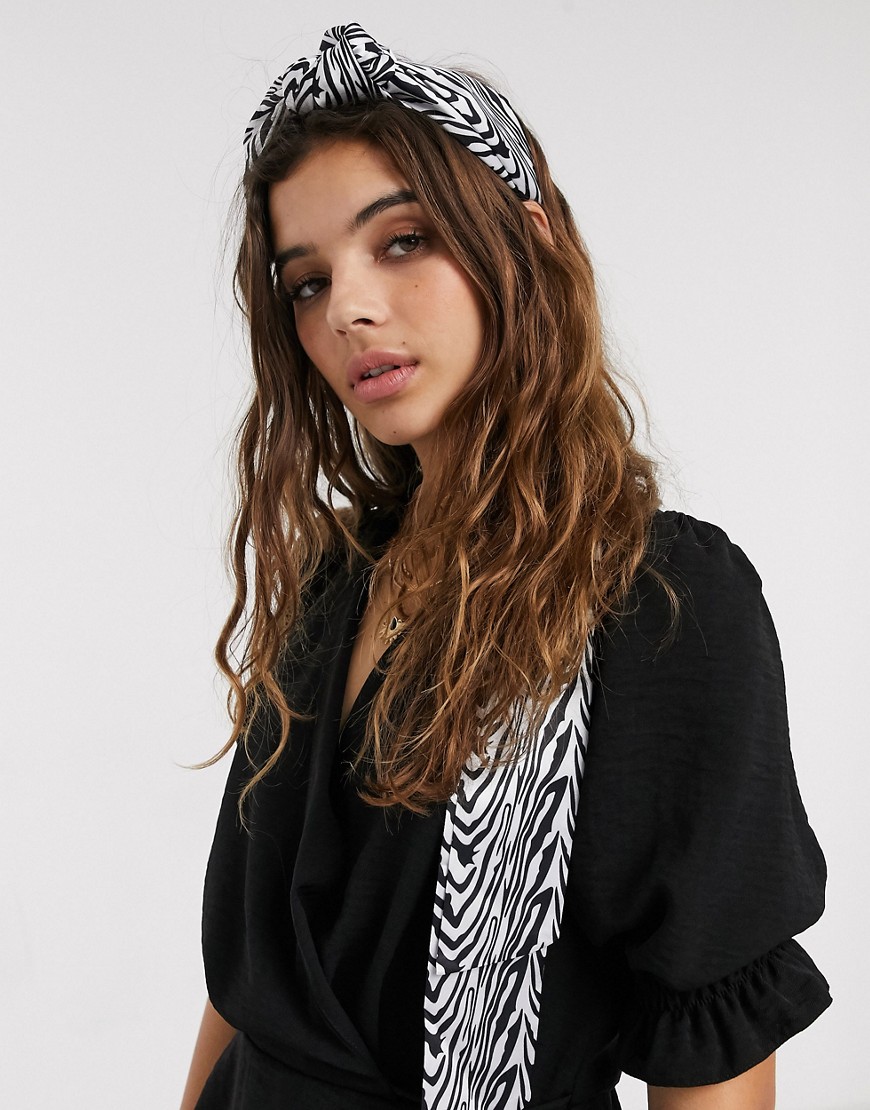 asos design -  – Kopftuch mit Zebra-Print in Schwarz und Weiß und gedrehter Raffung vorn