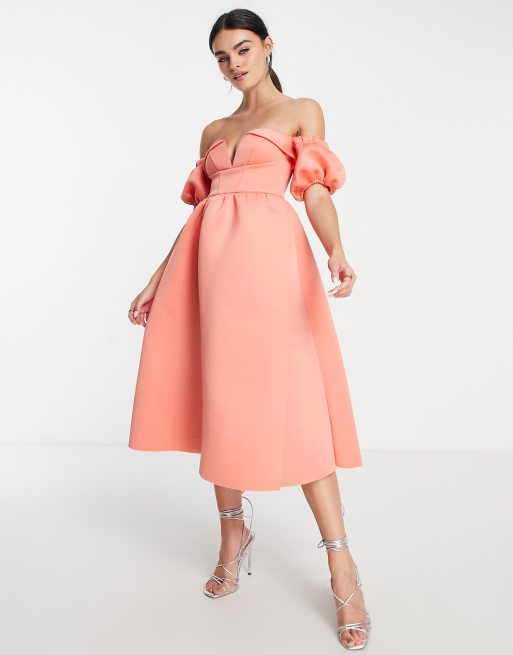 ASOS DESIGN – Koralowa sukienka midi na bal maturalny z odkrytymi ramionami i falbanką