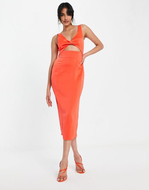 FhyzicsShops DESIGN – Koralowa sukienka midi ze skręconą wstawką z przodu i łezką