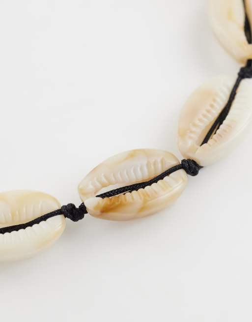 ASOS DESIGN – Kordelarmband in Cremeweiß mit Kunstmuschel-Details, 2 von 3