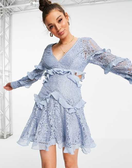 ASOS DESIGN – Koronkowa sukienka mini w kolorze zgaszonego błękitu z falbanką i ozdobnym wzorem