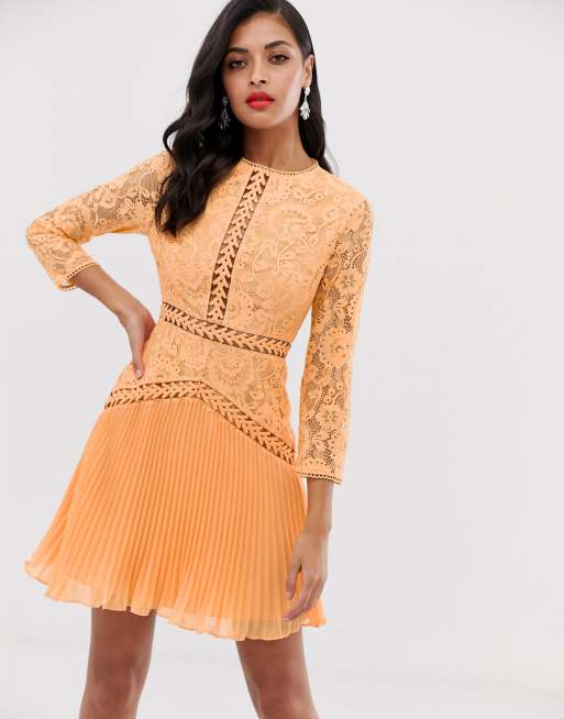 ASOS DESIGN – Koronkowa sukienka mini z plisowaną spódnicą i wyciętymi wstawkami