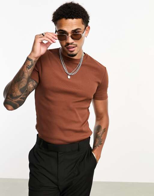 ASOS DESIGN – Körperbetontes, geripptes T-Shirt in Braun