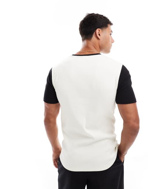 ASOS DESIGN – Körperbetontes, geripptes T-Shirt in Cremeweiß mit Kontrastärmeln , 3 von 4