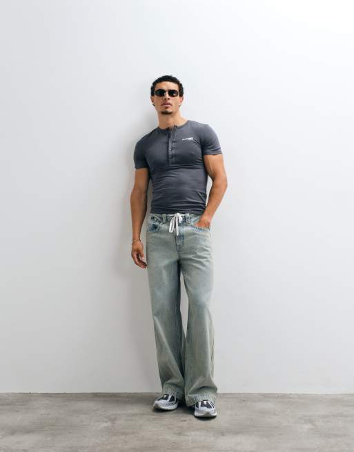 ASOS DESIGN – Körperbetontes Henley-T-Shirt in Grau mit Grafikprint auf der Brust, 2 von 5