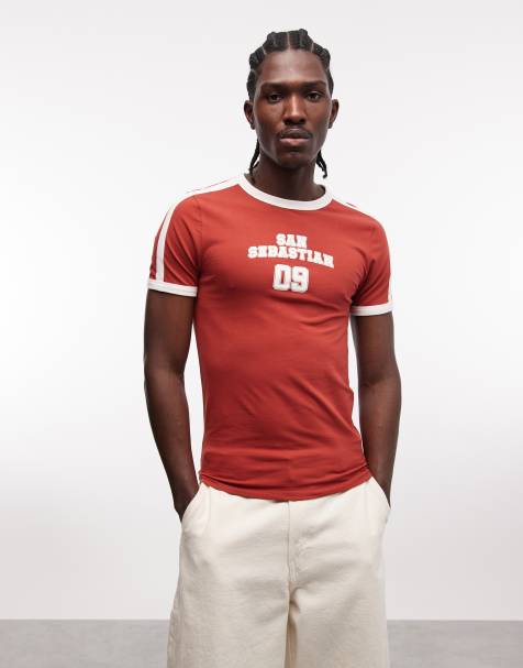 ASOS DESIGN – Körperbetontes Ringer-T-Shirt in Rot mit reliefartigem Sportmotiv - view 1