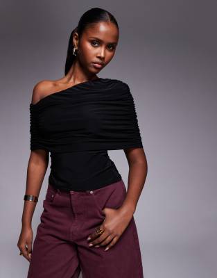 ASOS DESIGN - Körperbetontes, schulterfreies Oberteil in Schwarz mit asymmetrischem Cape-Detail