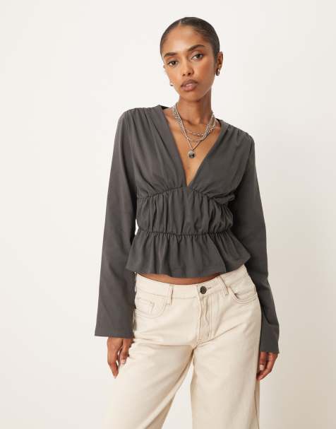 ASOS DESIGN – Korpsvart t-shirt med långa ärmar och volang - view 1