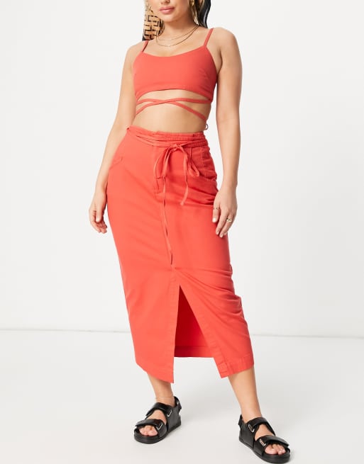 ASOS DESIGN – Körsbärsröd midikjol i denim med knyt i midjan, del av set