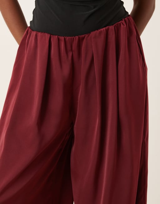 ASOS DESIGN – Körsbärsröda, figursydda byxor i satin och dra på-modell med låg midja , 5 av 5