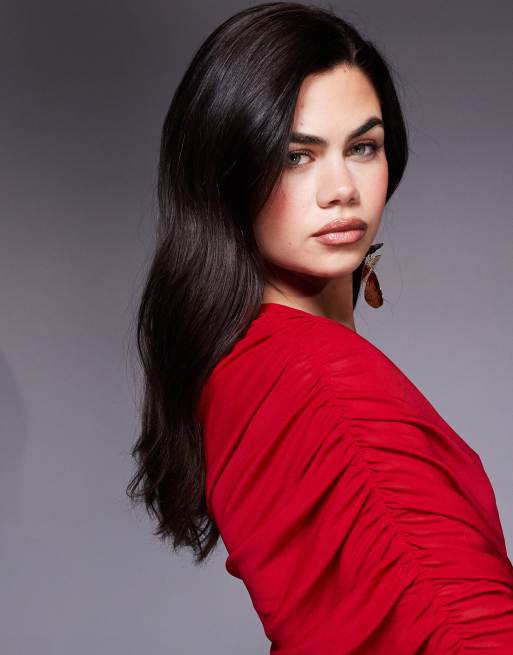ASOS DESIGN - Korset van mesh met asymmetrische cape-bovenlaag in rood, 3 van 4