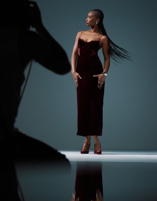 Thumbnail - ASOS DESIGN - Korsett-Midikleid aus Samt in Burgunderrot mit Spitzenborte