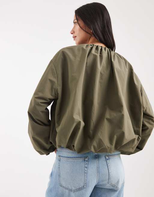 ASOS DESIGN kort bomberjacka i nylon med bubblig fåll i khaki, 2 av 4