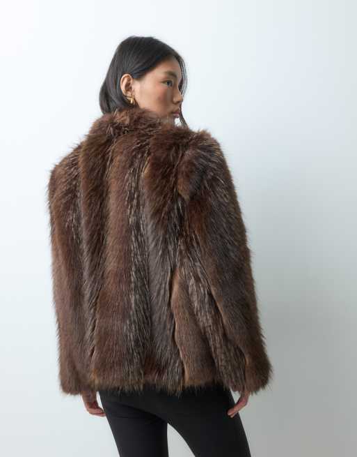 ASOS DESIGN kort pälsad kappa i fuskpäls, mörkbrun, 4 av 5