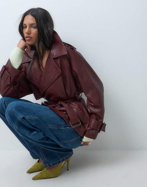 ASOS DESIGN kort trenchcoat i läderimitation i körsbärsrött, 2 av 4