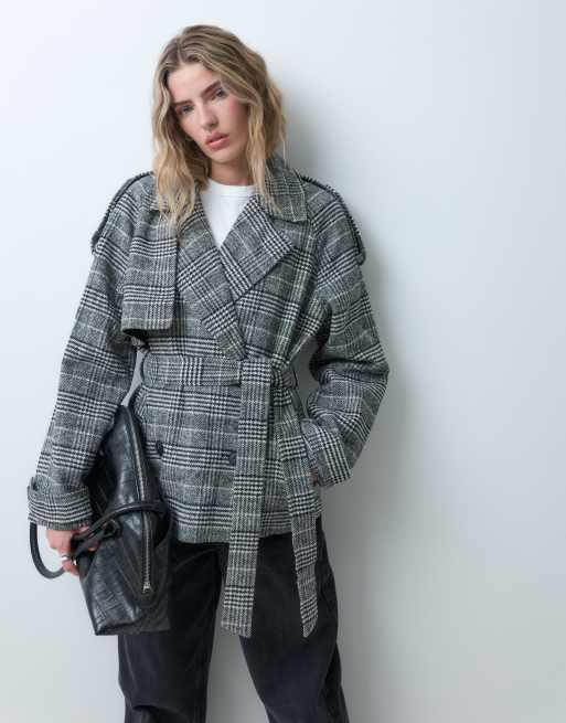 ASOS DESIGN kort trenchcoat med markerede skuldre til pænt brug i sort-hvid tern, 1 af 5