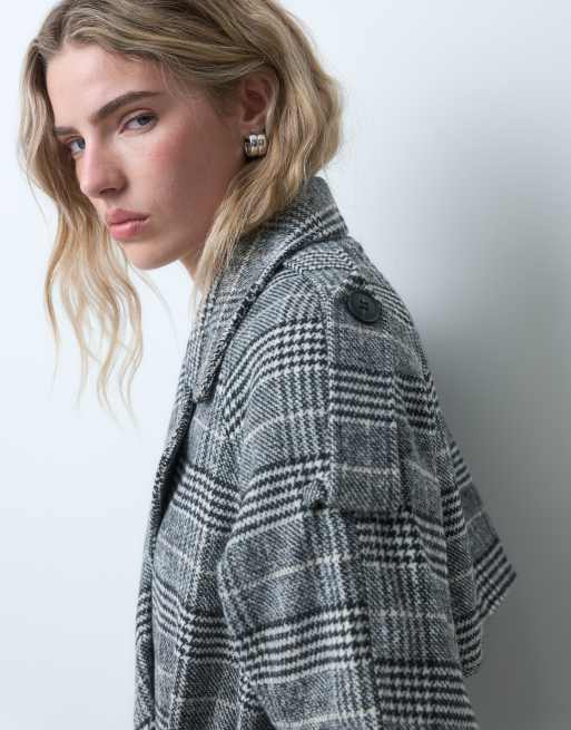 ASOS DESIGN kort trenchcoat med markerede skuldre til pænt brug i sort-hvid tern, 2 af 5