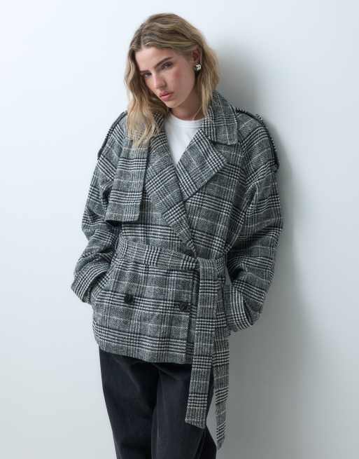 ASOS DESIGN kort trenchcoat med markerede skuldre til pænt brug i sort-hvid tern, 4 af 5