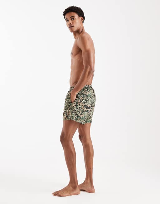 ASOS DESIGN - Korte badeshorts i kakifarvet camouflageprint, 3 af 5