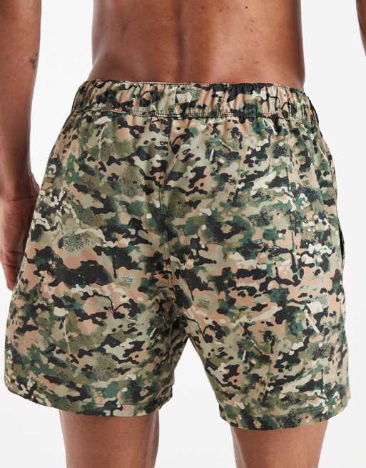 ASOS DESIGN - Korte badeshorts i kakifarvet camouflageprint, 4 af 5