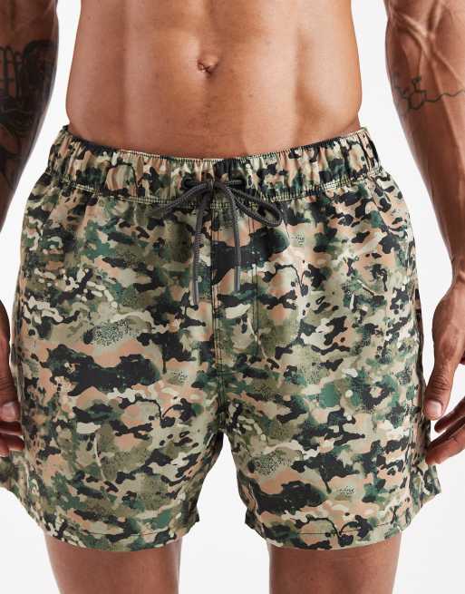 ASOS DESIGN - Korte badeshorts i kakifarvet camouflageprint, 5 af 5