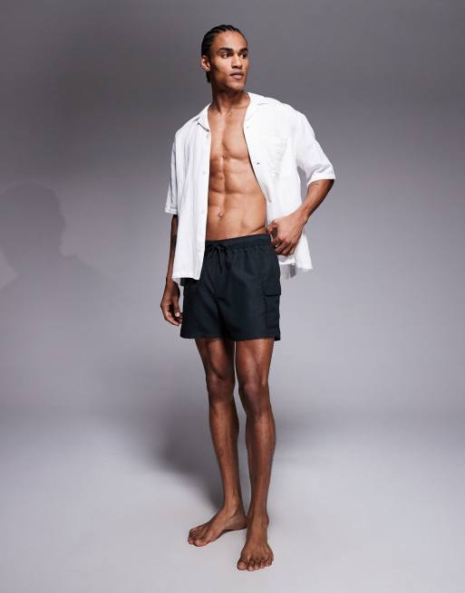 ASOS DESIGN - Korte badeshorts med cargolommer i sort, 2 af 5