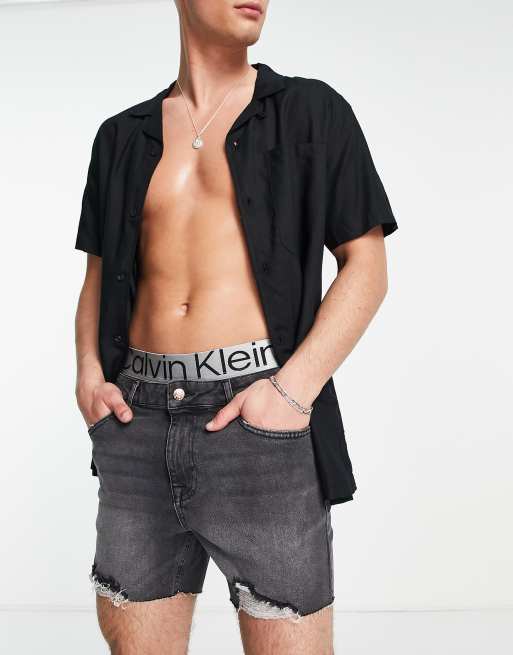 ASOS DESIGN - Korte denim short met onafgewerkte zoom in zwart met wassing