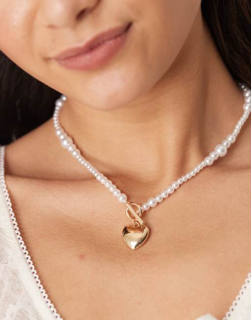ASOS DESIGN - Korte ketting met parels en hartjeshangertjes in goudkleur