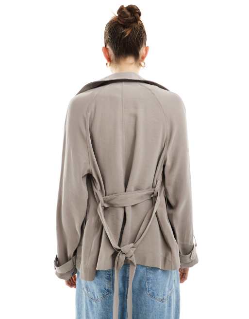 ASOS DESIGN - Korte lichtgewicht trenchcoat met gestrikte taille in paddenstoelkleur, 3 van 4