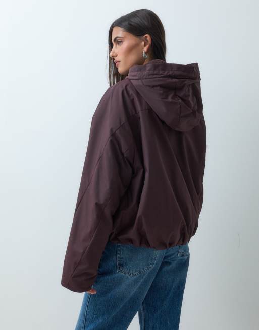 ASOS DESIGN korte regenjas met capuchon en borgvoering in chocoladepruim, 3 van 4